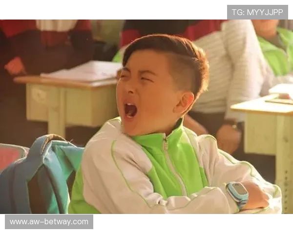 孩子与妈妈嬉戏游戏时不慎掉落引发意外令人揪心的温情瞬间